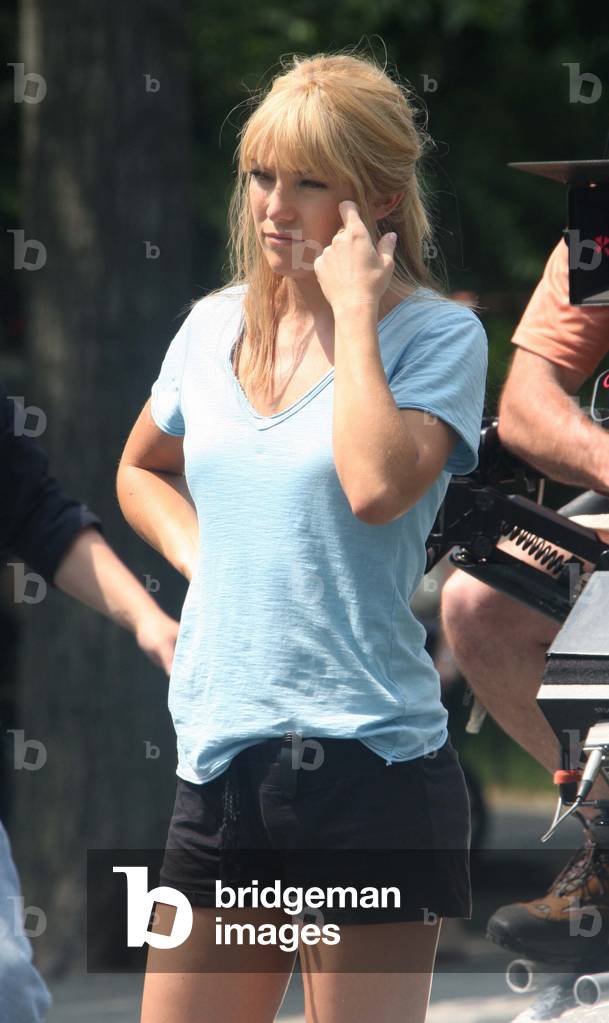 Kate Hudson & Anne Hathaway filming Bridewars in Central Park 6-3-08 (photo)