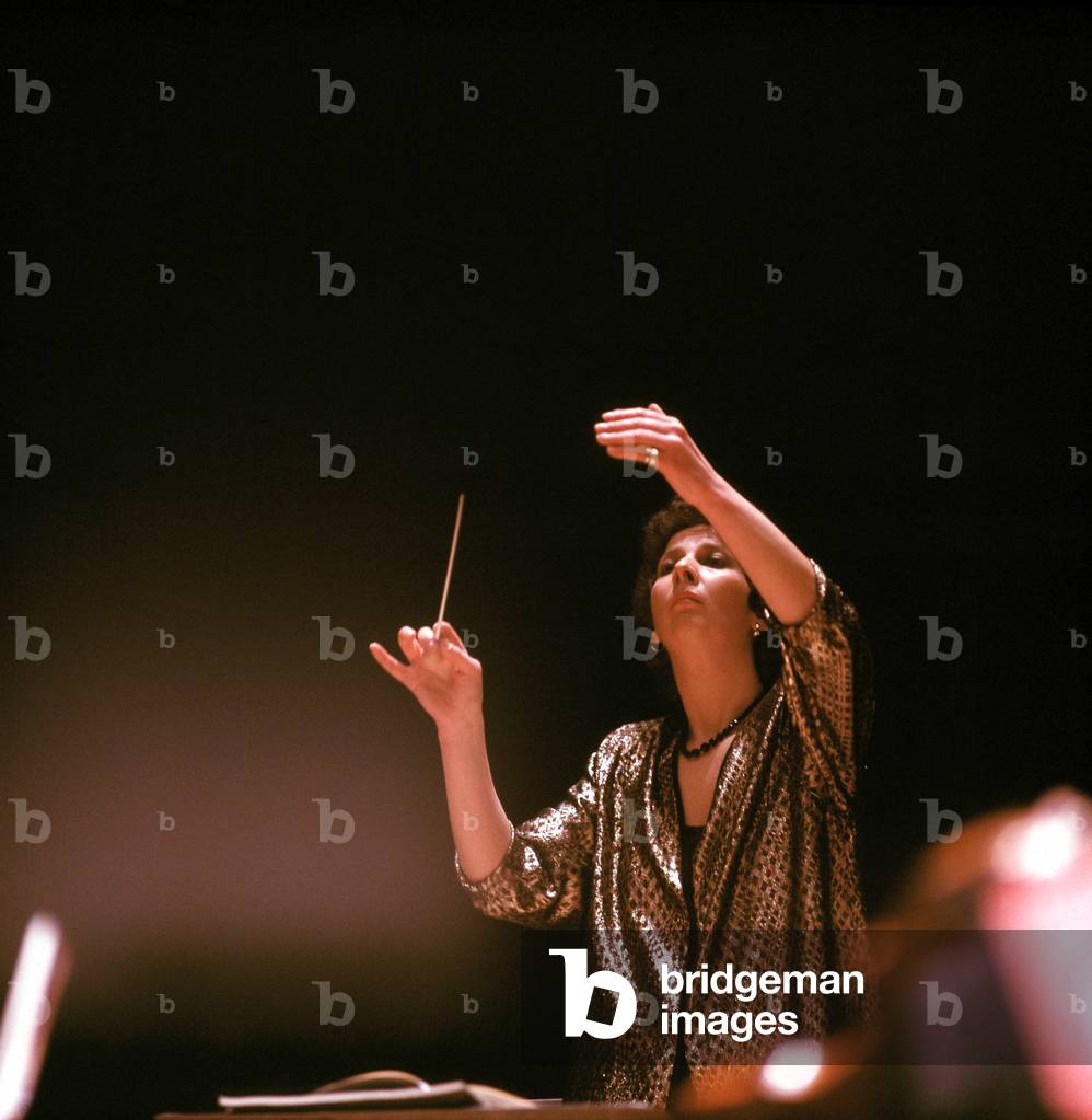 Jane Glover conducting in