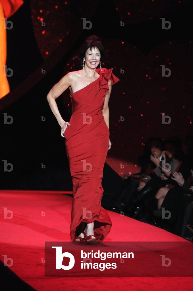 lynda carter red dress Red is passion, power, and presencejust like Lynda Carter. From Wonder Woman's iconic suit to dazzling red gownswhether it was her stunning dress for Rita Hayworth: The Love Goddess, a bold look