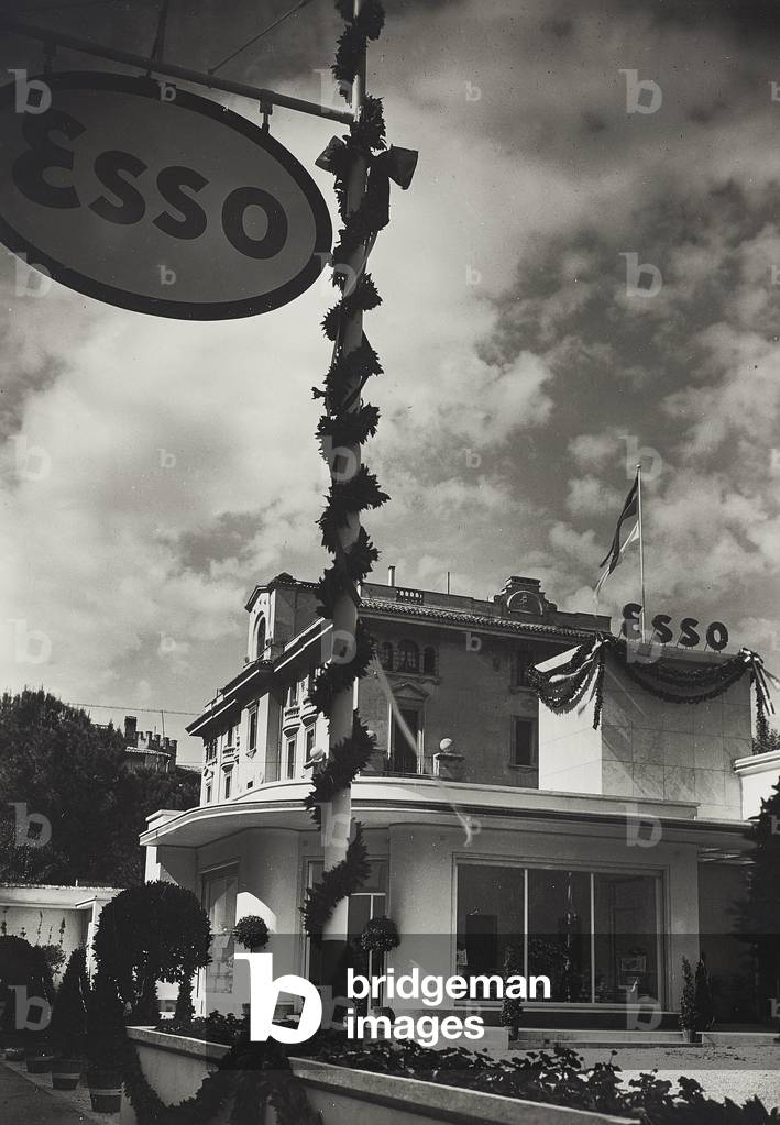 Esso gas station, Italy, 1950-60s (photo)