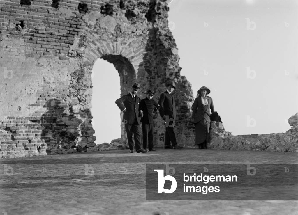 Group portrait in Taormina, 05/04/1915 (b/w photo)