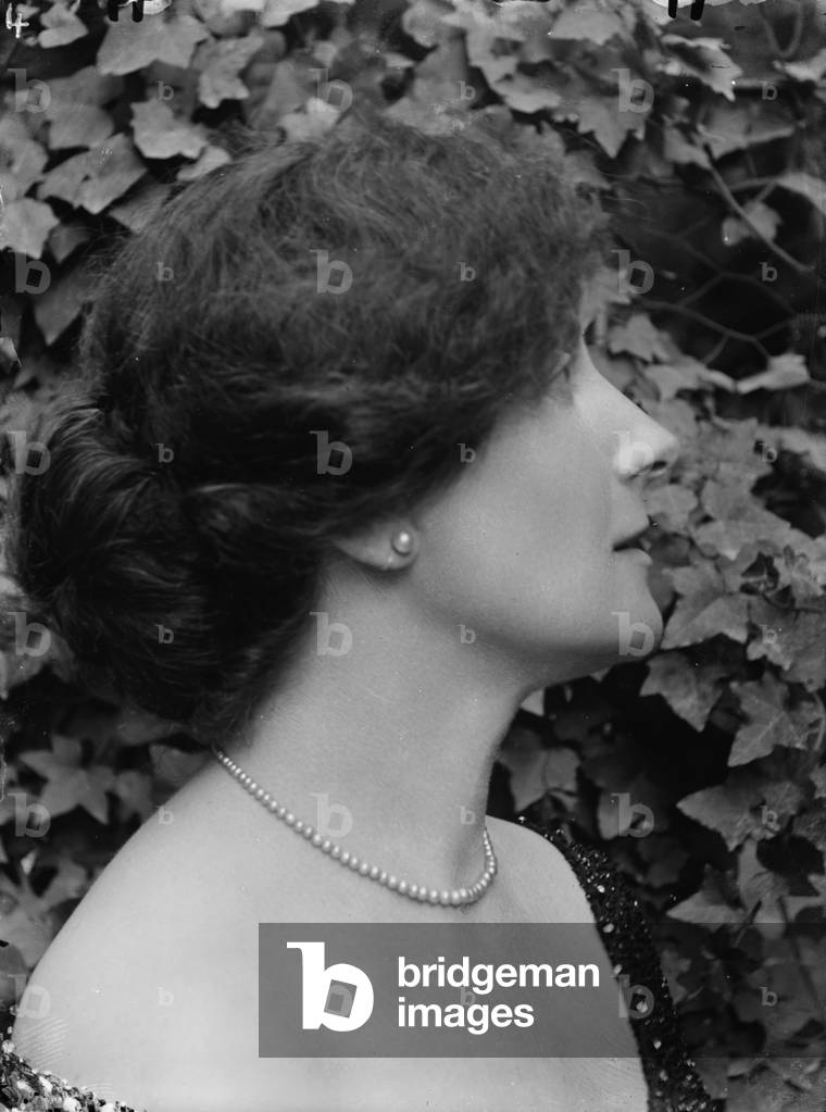 Profile of a woman (b/w photo)