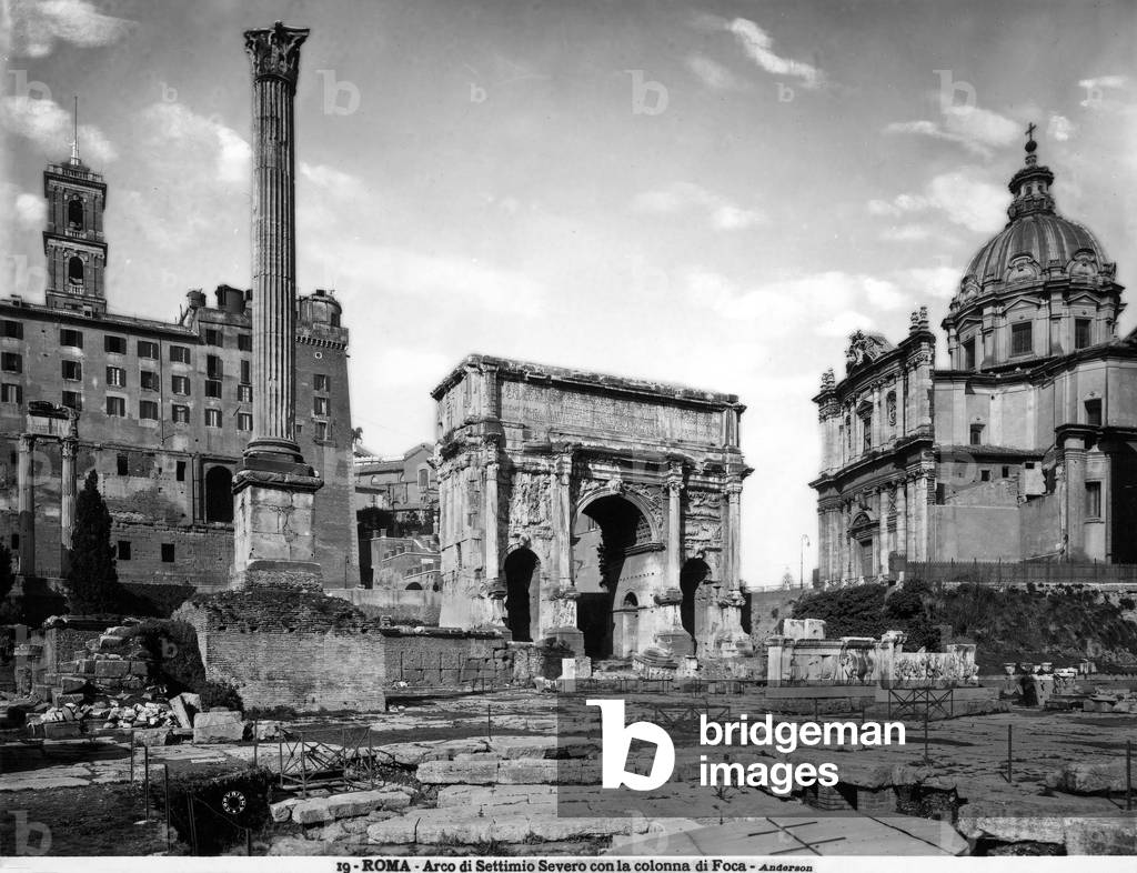 The arch of Septimus Severus and the column of Foca built in honor of the Byzantine emperor of the same name, Roman Forum, Rome.