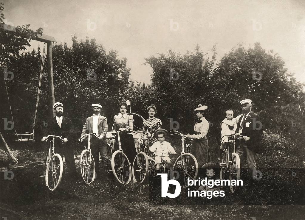 Group of people and some children, portrayed during a trip by bicycle to Farra d'Isonzo
