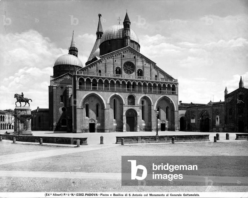 The façade of the Basilica of S. Antonio in Padua. The image also shows the Monument to Gattamelata and part of the square with urban elements.