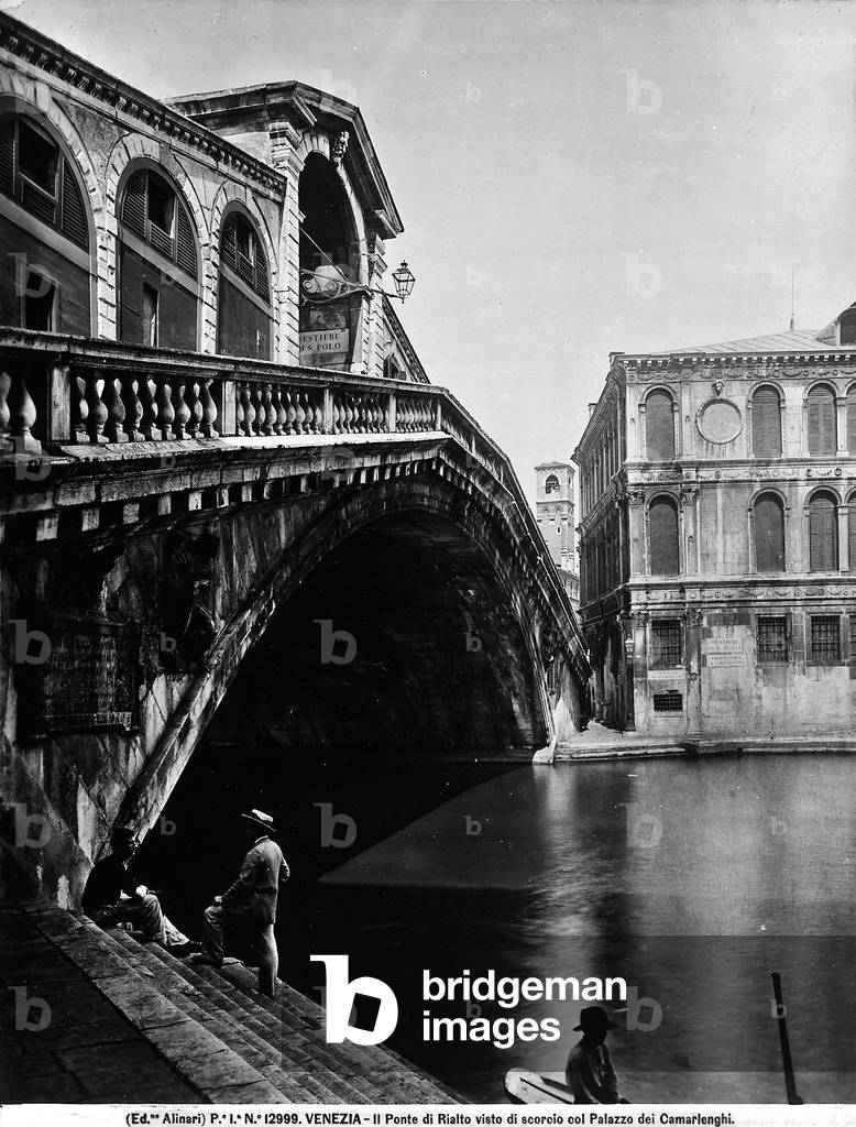 View of the Rialto Bridge. In the background, the Palazzo dei Camarlenghi.