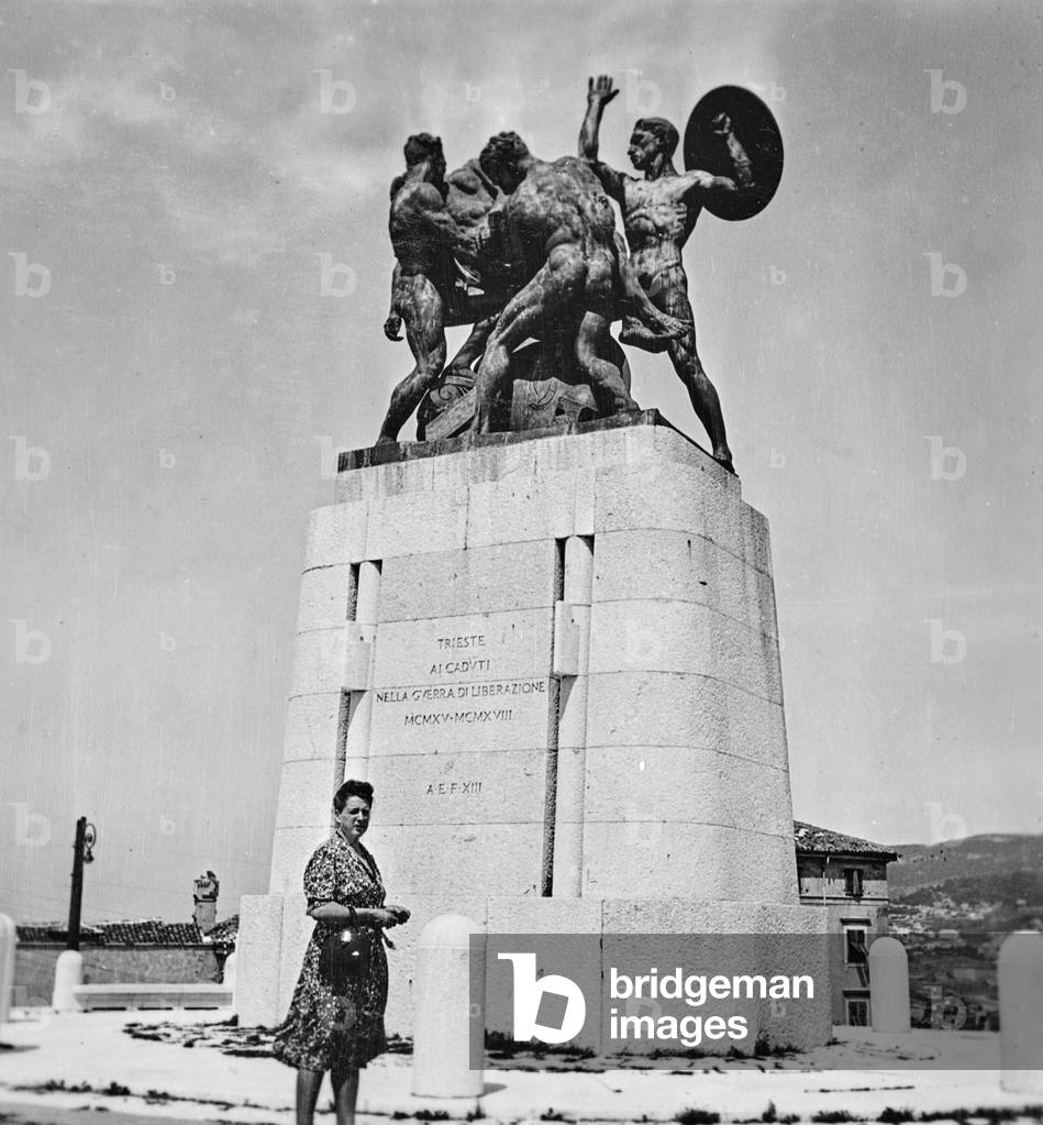 Female portrait in front of the monument of the fallen people of the First World War, Trieste