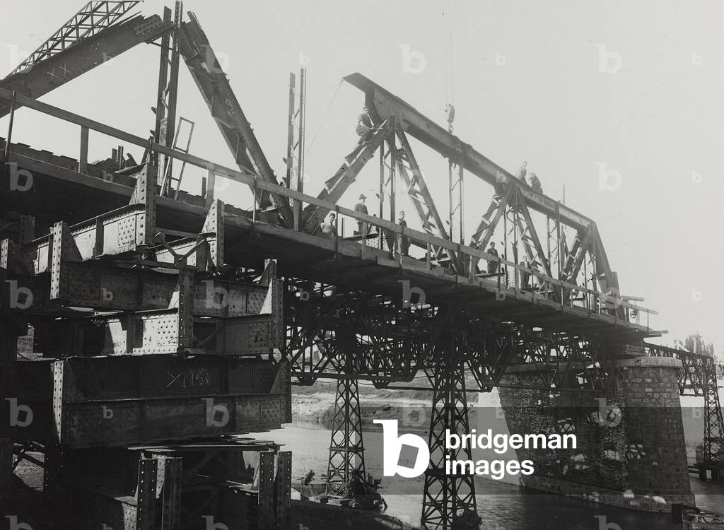 Reconstruction of a bridge over the Arno, collapsed because of the bombing of the Second World War (b/w photo)