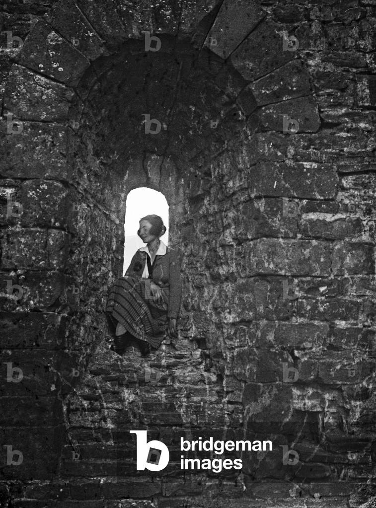 Trip to the Fortress of Cerbaia: portrait of a woman in the ruins