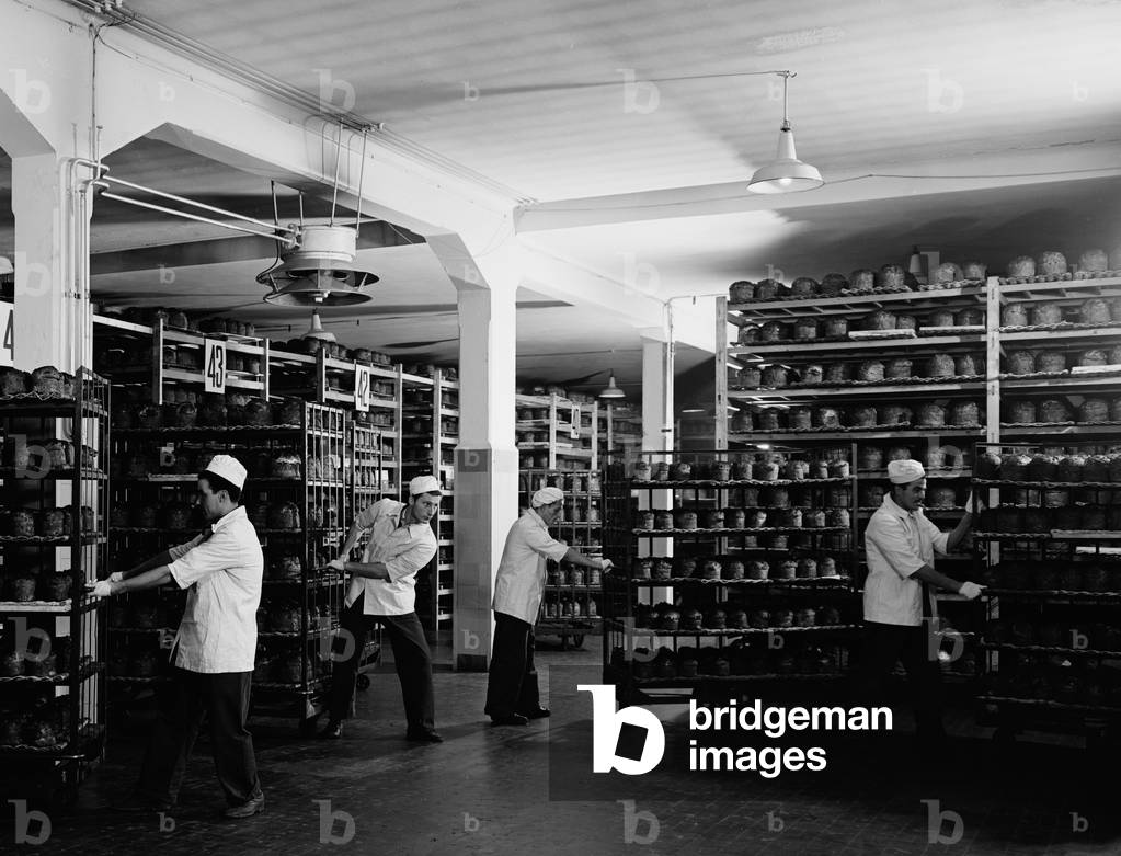 The department used for aging thepanettone at the Motta factory in Milan, 1950 (photo)