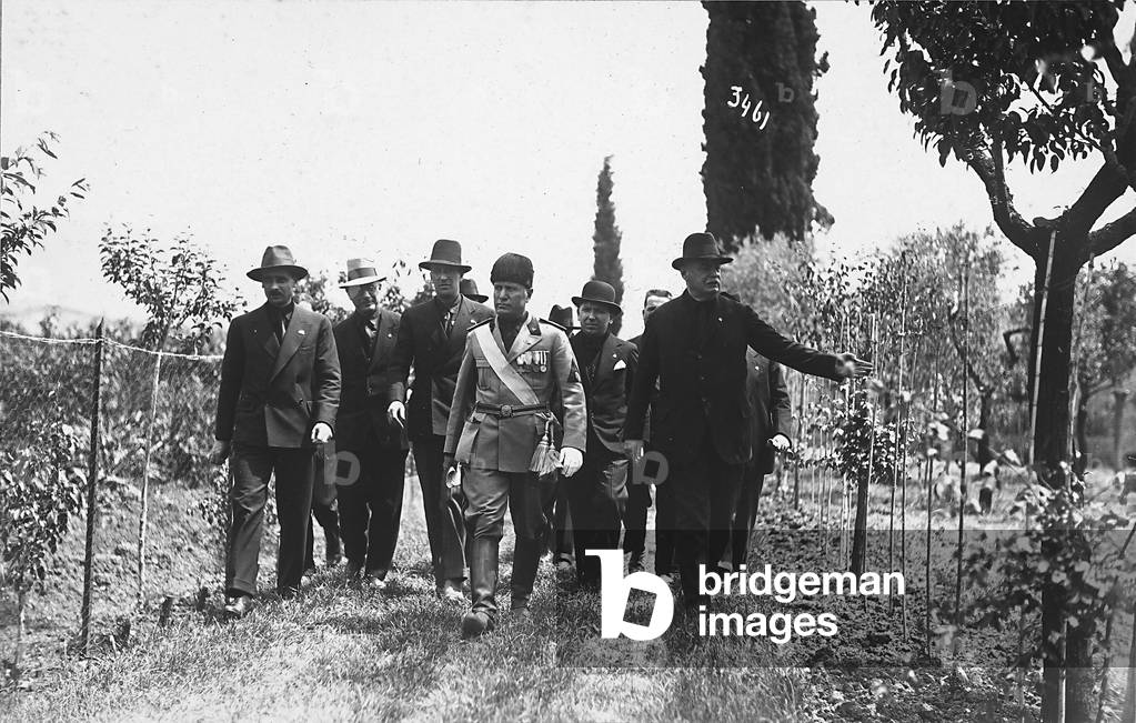 Album showing the visit made by S.E. Benito Mussolini to the Padule farm in Bagno a Ripoli, property of Prince Senator Piero Ginori Conti: Count Ginori showing Il Duce the inside of his property, along with other authorities, 17/06/1930 (b/w photo)