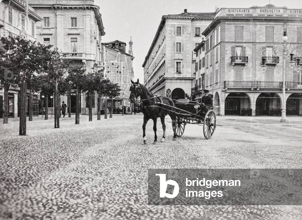 Carriage in Piazza Volta in Como