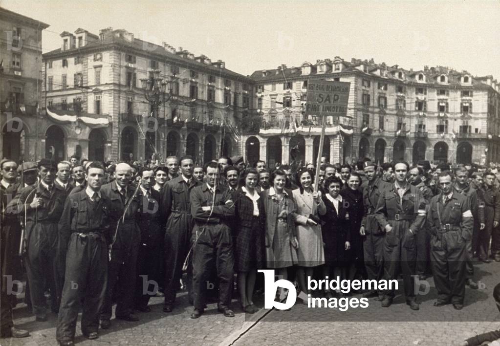 Workers of Fiat-Lingotto and partisans of the Resistance celebrating the liberation of Turin, 06/05/1945 (b/w photo)