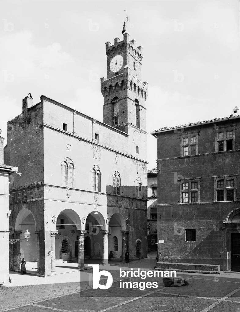 Town Hall, formerly the Public Palace or Palazzo dei Priori, the draft Bernardo Rossellini (1409-1464), Pienza. The photo was taken before the restoration of 1901