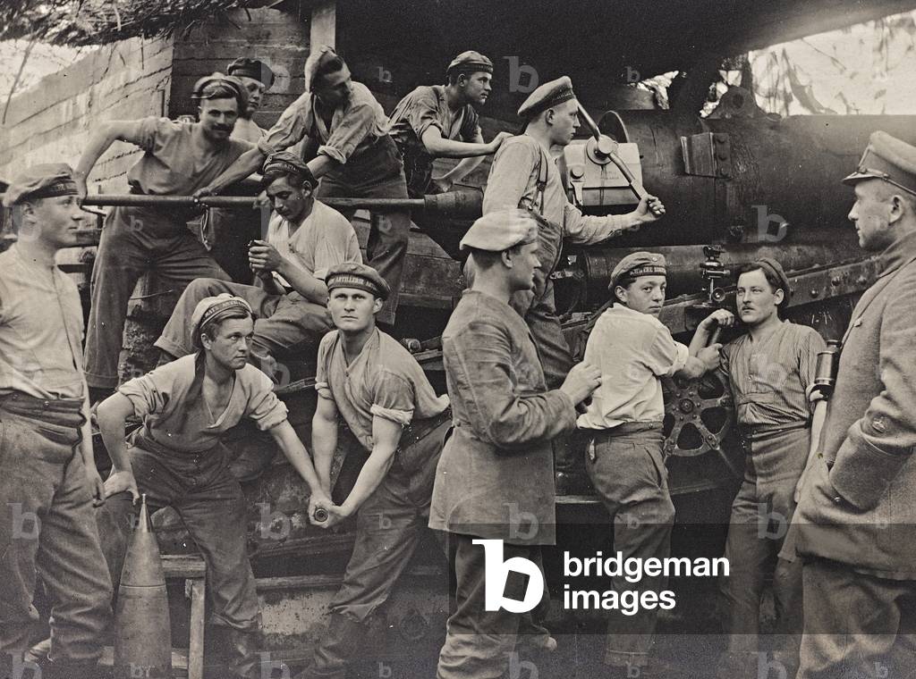 First World War: A group of Belgian artillery photographed as they maneuver a cannon (b/w photo)