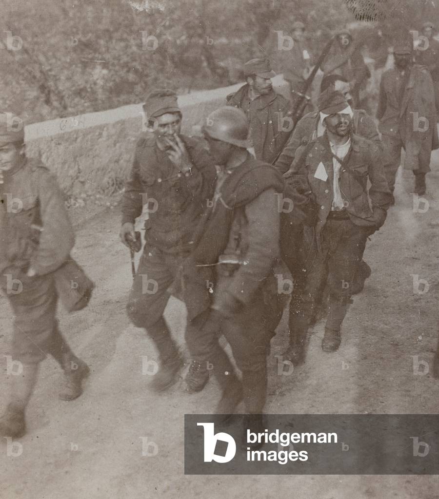 First World War: Group of soldiers in the Valley of Doberdò, 10/06/1916 (b/w photo)