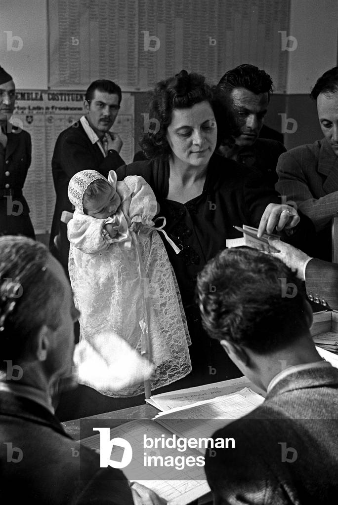 Elections in Rome: a mother and her child, 1946 (photo)