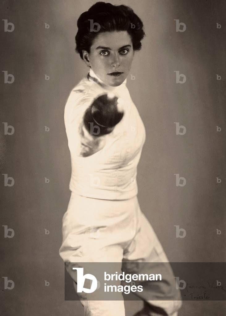 Irene Camber executing a lunge with her foil