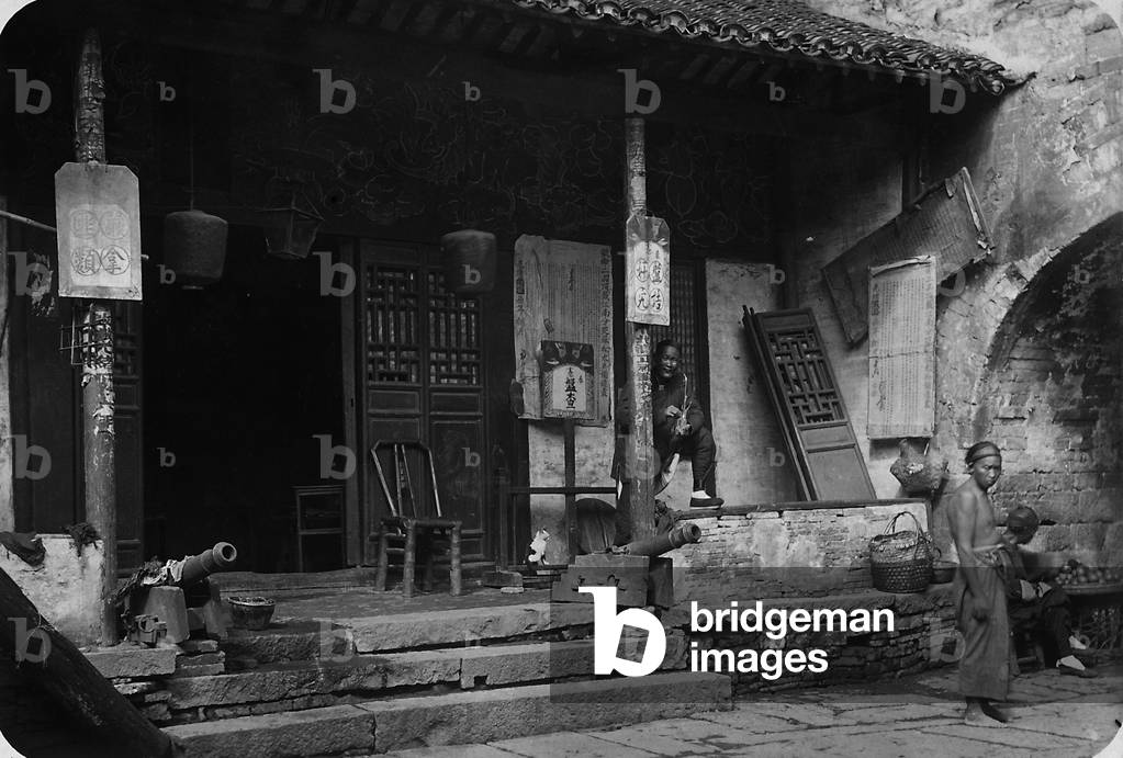 Two men at the entrance of a house in the city of Shanghai, 1910 (print on double-weight paper)