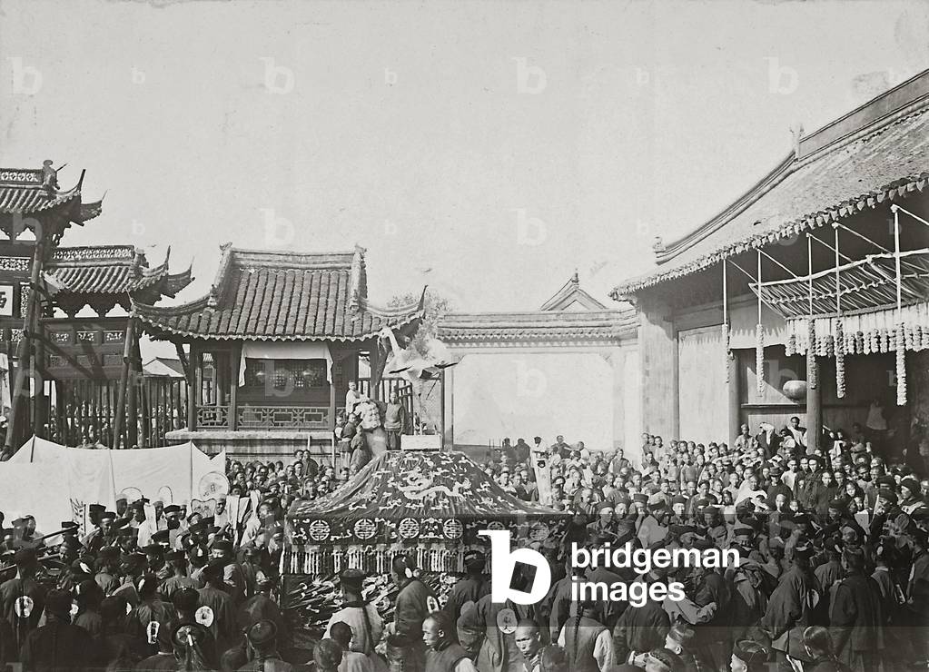Crowd of people during a demonstration in a Chinese city, 1910 (print on double-weight paper)