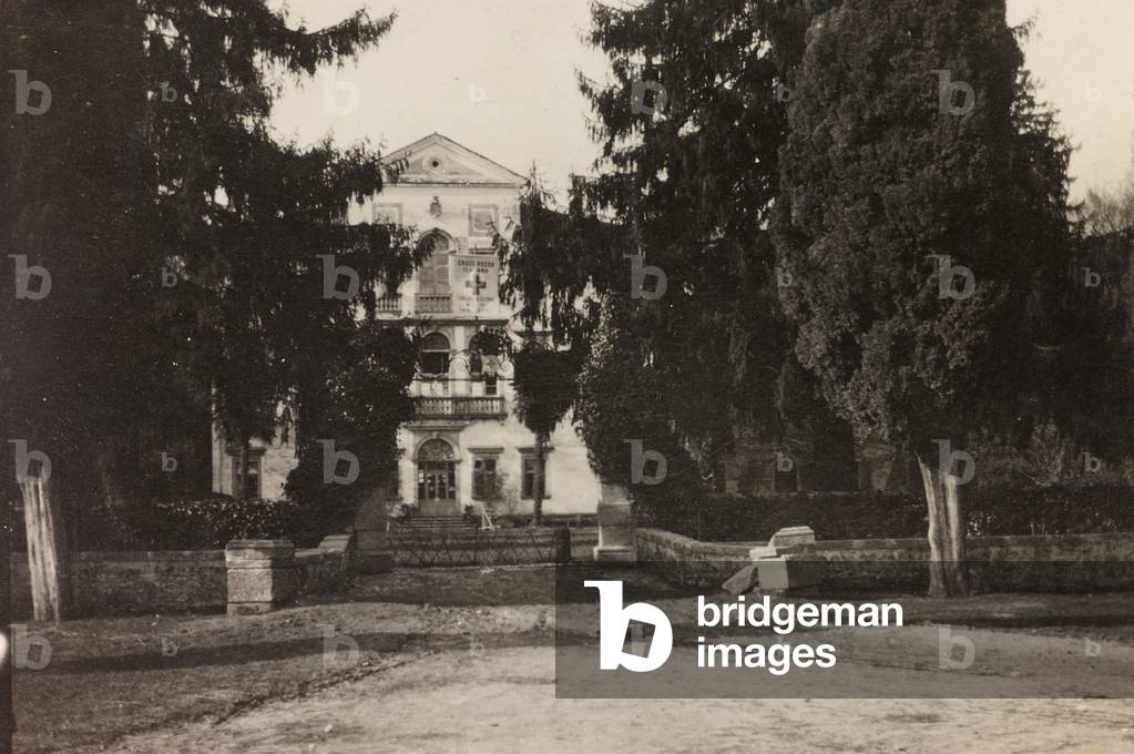 Album of the First World War in Friuli-Venezia Giulia: Villa Brazzà, home to 17 of the Hospital of war in Soleschiano Manzano, 01-03/1916 (b/w photo)