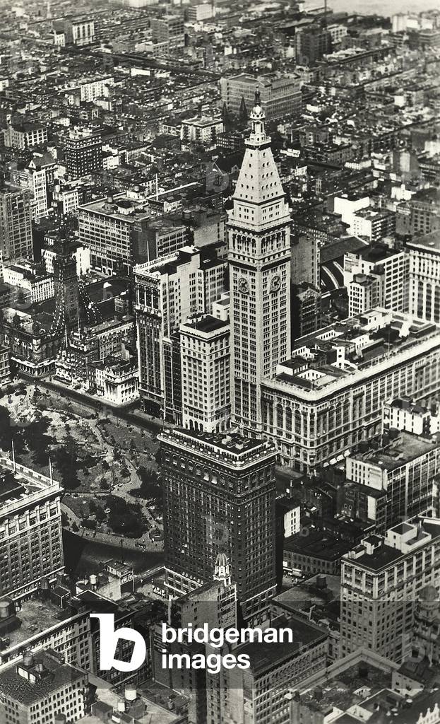 View of the Metropolitan Life Insurance Company building and tower, New York. The Flatiron Building is visible in the foreground