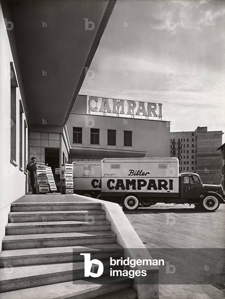 Loading platform for liquors in the Campari company of Milan, 1950 ca. (photo)