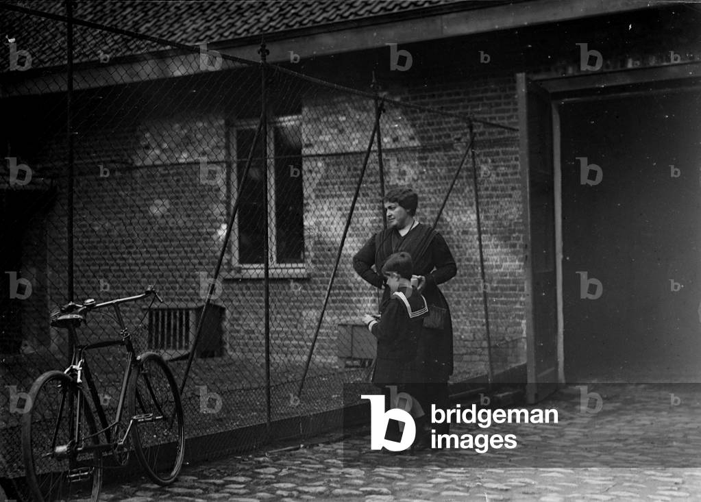 Woman with a child, 10/1913 (b/w photo)