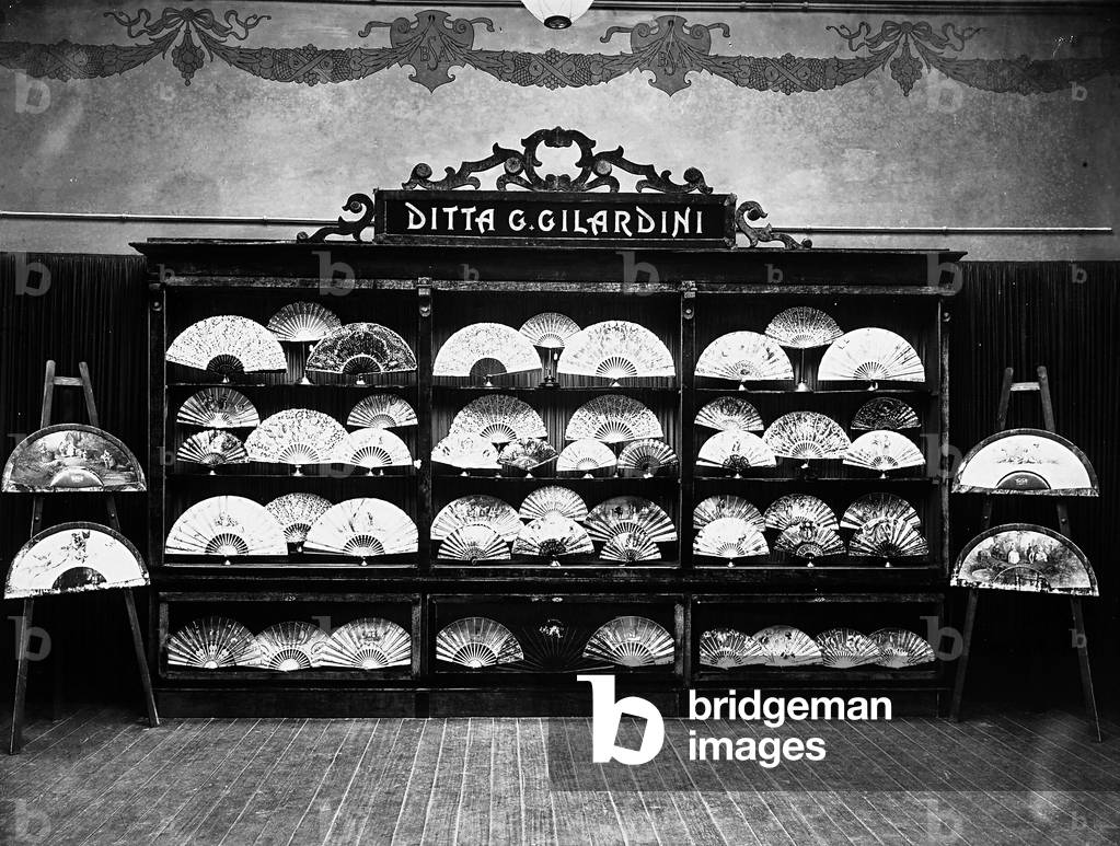 Numerous fans displayed in the Gilardini shop, in Florence