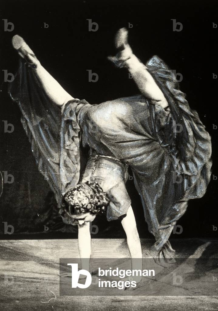 The dancer Marion Daniels performs a spectacular acrobatic dance number.