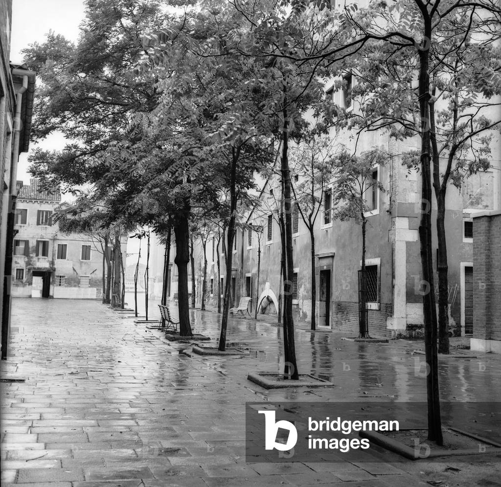 Calle in Venice on a rainy day (b/w photo)