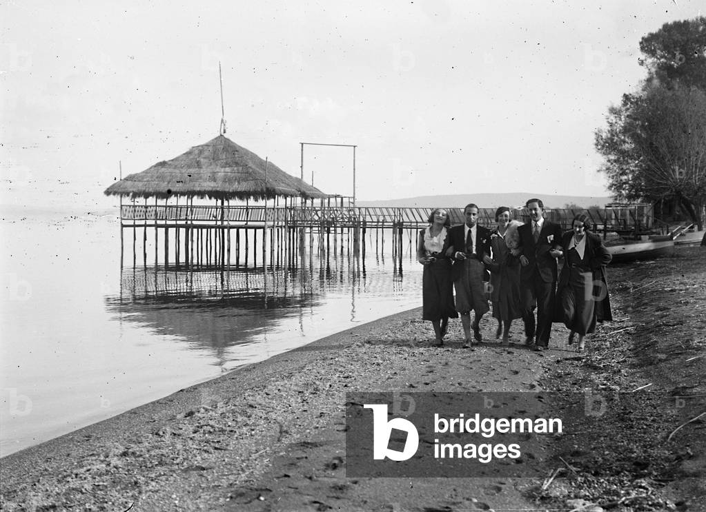 Trip on Lake Bracciano group portrait on the lake shore