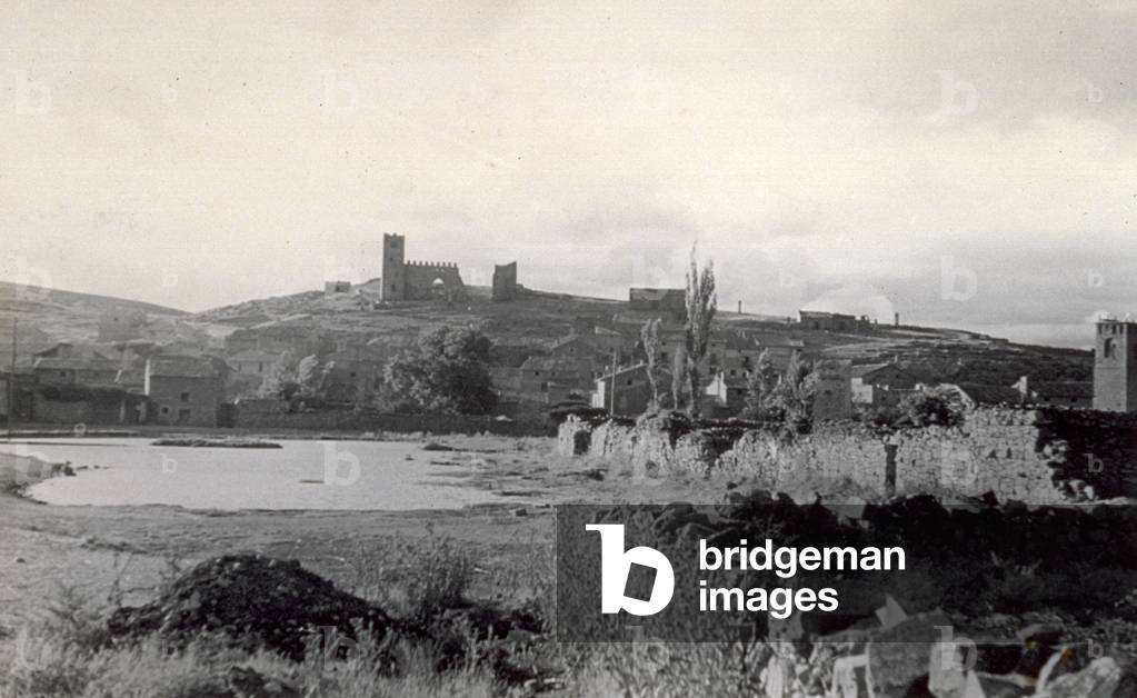 The town of Alba, partially destroyed by bombings during the Spanish civil war. In the foreground the lake, 12-25/07/1938 (b/w photo)