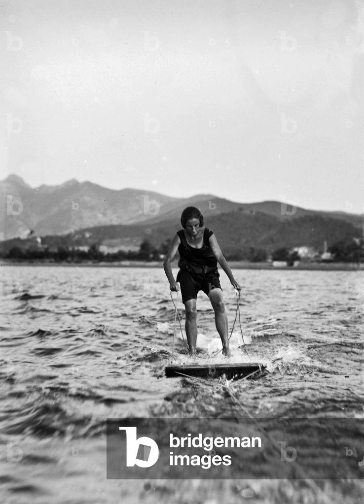 Woman photographed while practicing water skiing on the Island of Elba