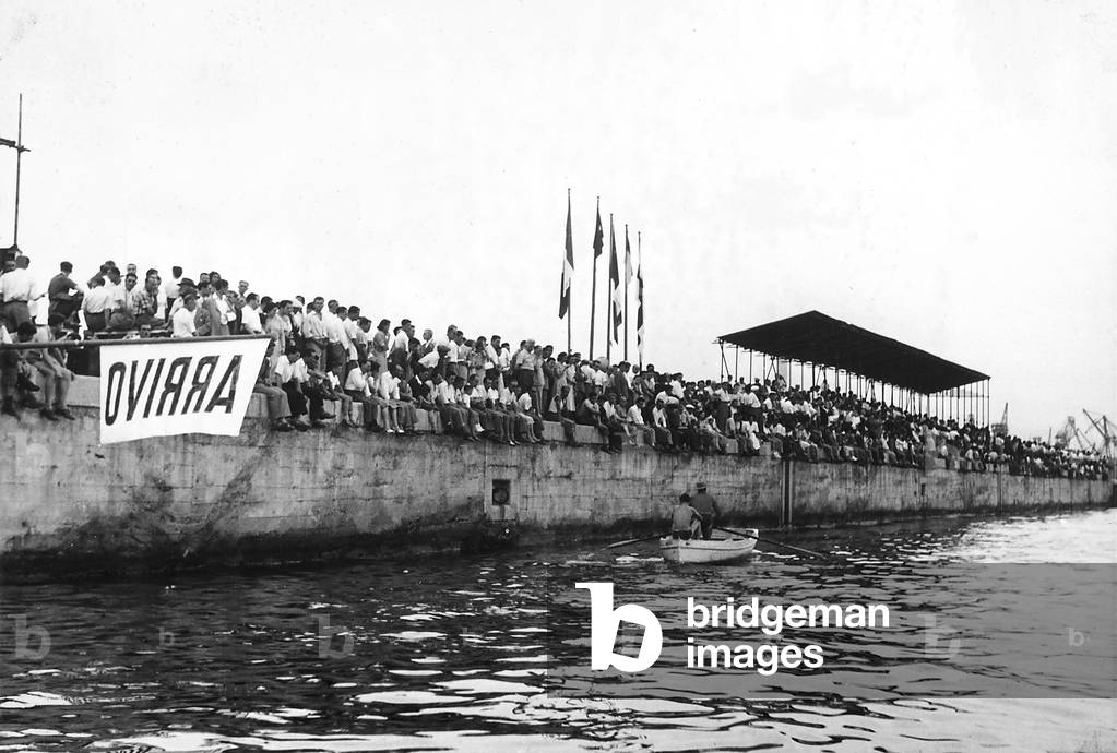Fifth Centennial of the birth of Christopher Columbus - Colombiadi Sportive in Genoa: crowd of spectators waiting for the rowers at the finish line