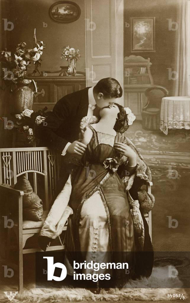 Postcard depicting two lovers while kissing each other, 
