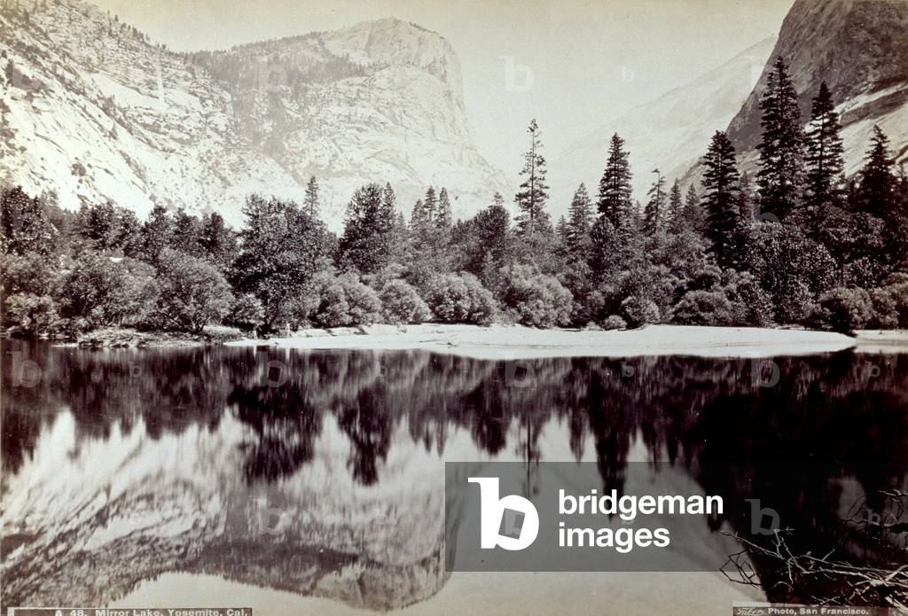 Partial view of lake 'Mirror' in The Yosemite Valley in California, in the waters of which the thick vegetation of conifers is reflected. In the background, the rocky peaks