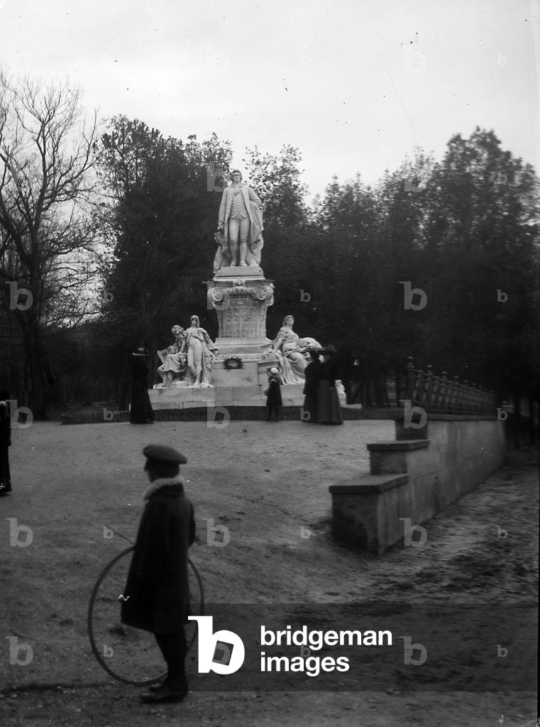 Portrait of the girl group next to the monument Wolfgang Goethe at the Villa Borghese. In the foreground a child with the circle