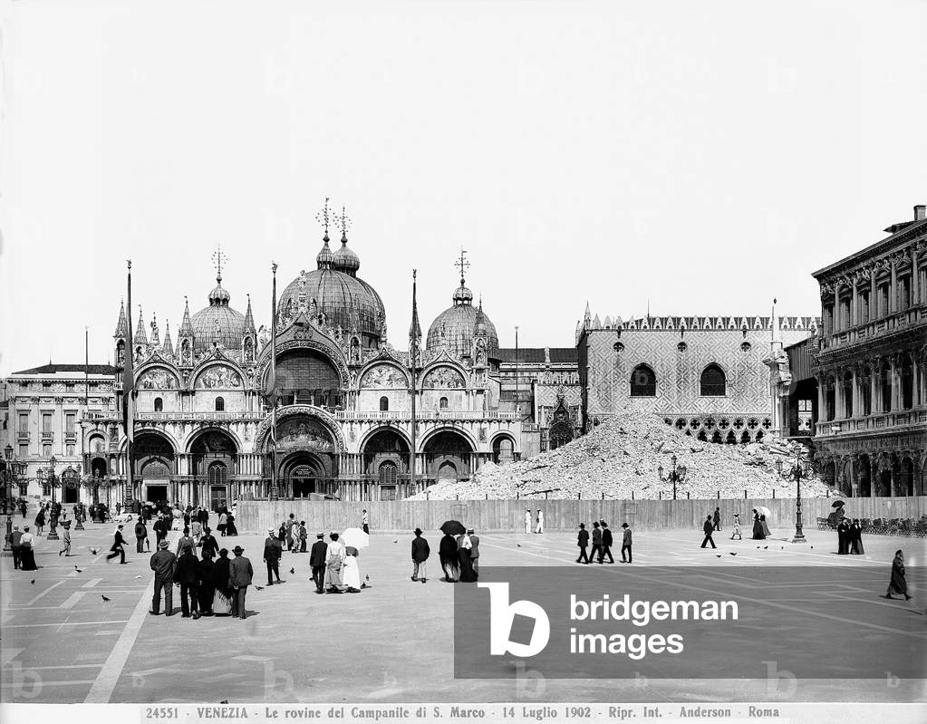 The collapse of the Campanile di San Marco in Venice on July 1902 (b/w photo)