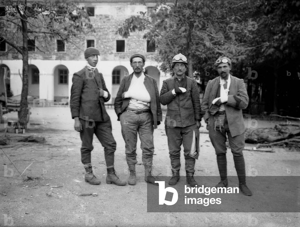 First World War: wounded soldiers (b/w photo)