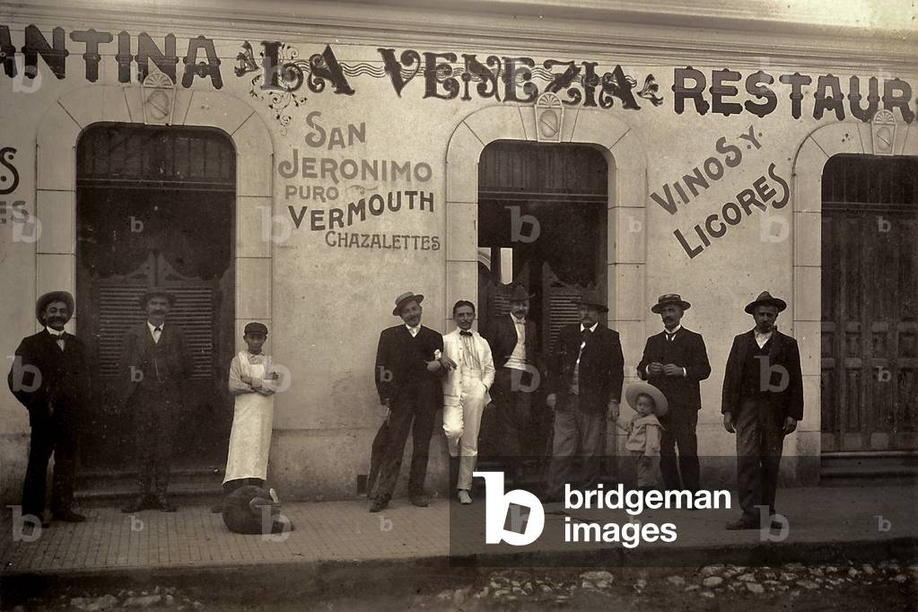 Immigration of the Italians to the Republic of Guatemala: customers inside the Cantina Venezia, owned by Calisto Leoni, 1904-1906 (print on double-weight paper)