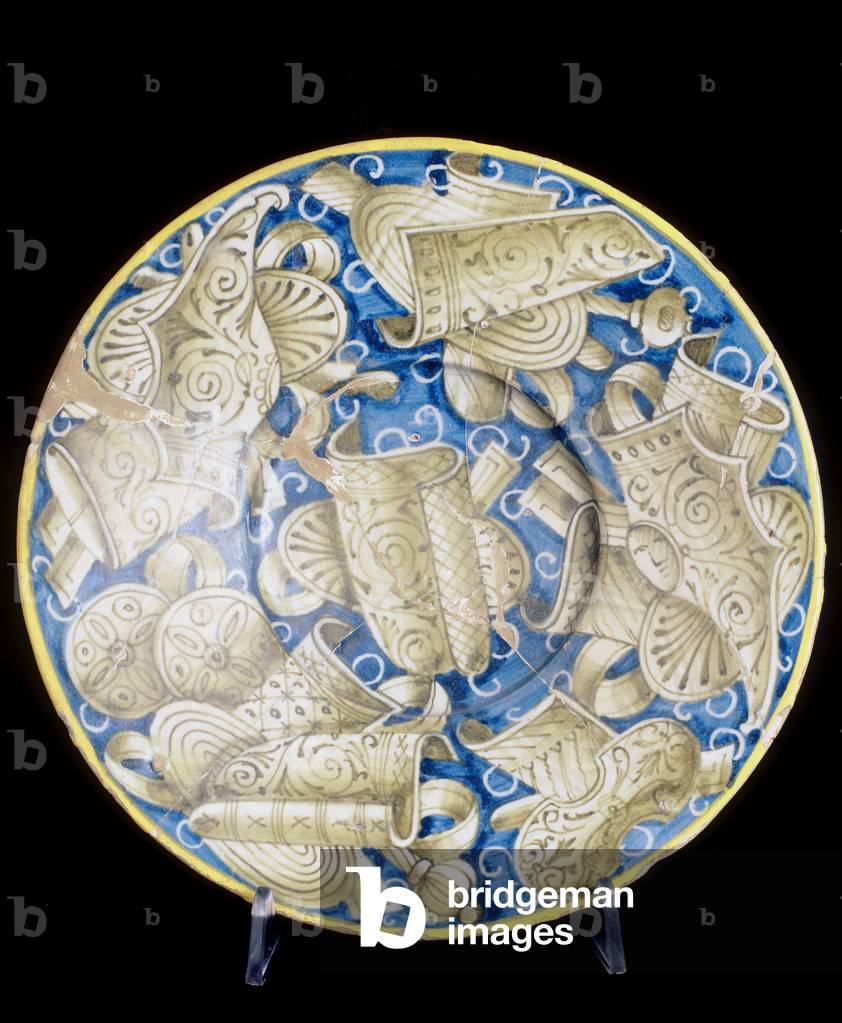 Plate with weapons, work from manufacture of Casteldurante