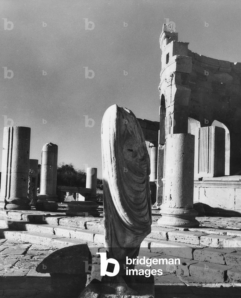 Market: statue, columns, and detail of a tholoi (or kiosk) surrounded by porticoes Leptis Magna