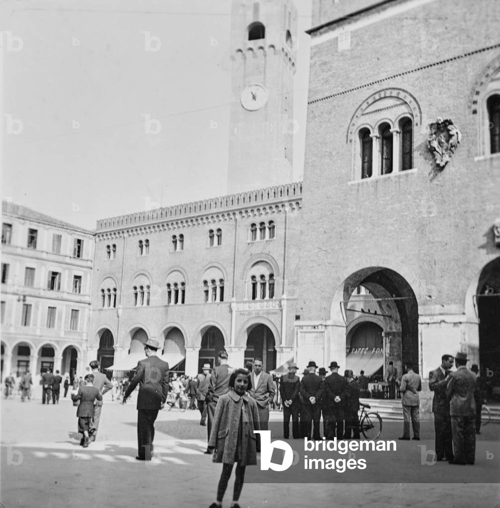 Girl posing in Piazza dei Signori, Treviso