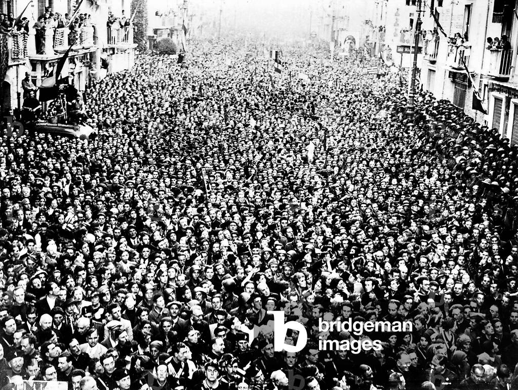 A crowd gathered to listen to the speech by Benito Mussolini, on the occasion of his visit to Avellino (b/w photo)