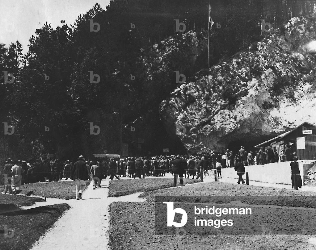 Group of people in front of the entrance to the Postojna Caves