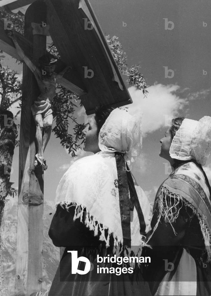 Women praying in front of a crucifix, Sauze D'Oulx, Italy, c.1954-55 (gelatin silver print)
