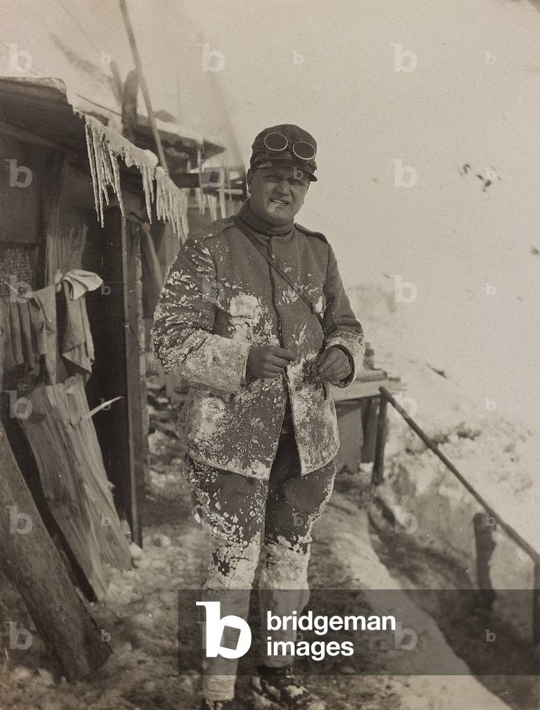 World War I: portrait of a lieutenant Italian (b/w photo)