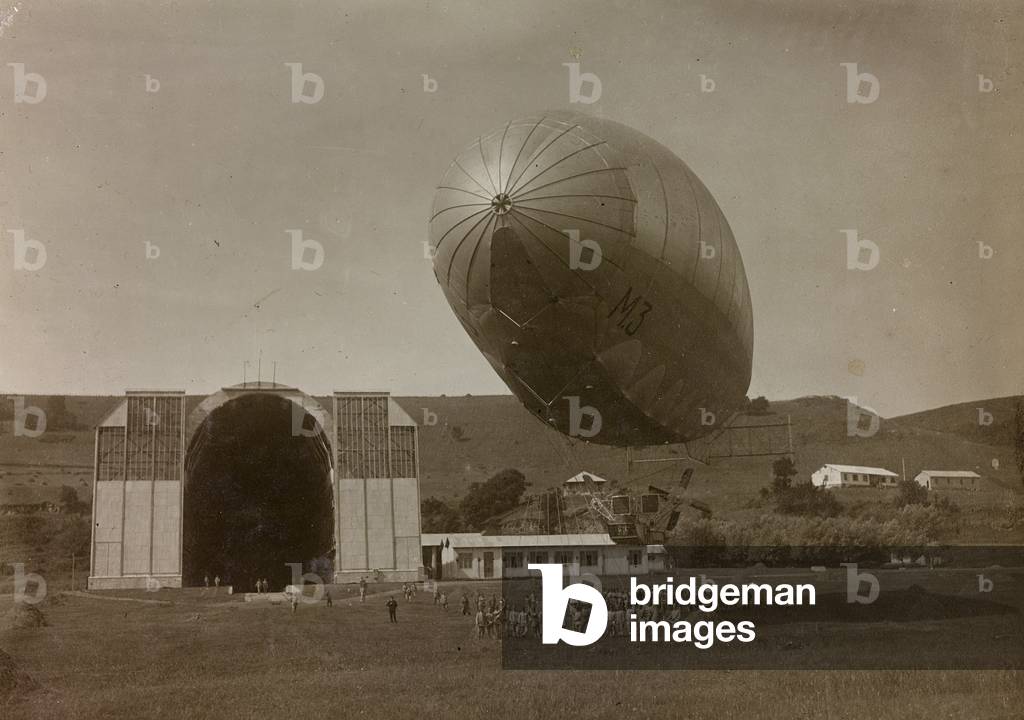 First World War: Italian Army airship ready for takeoff (b/w photo)
