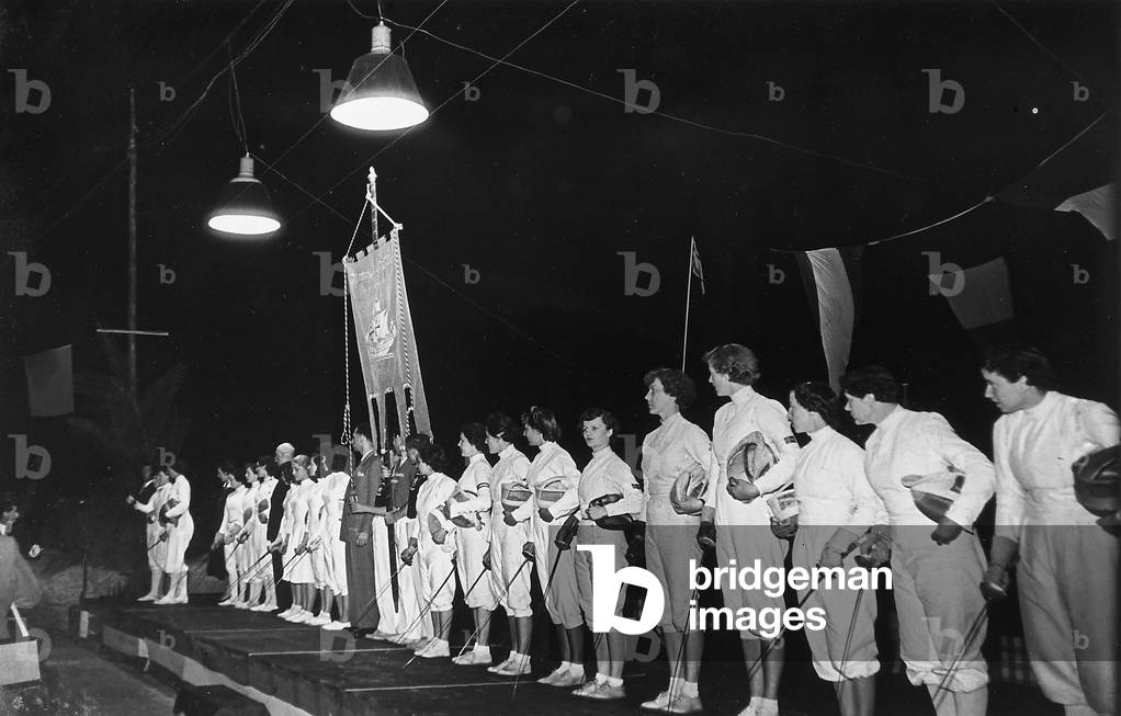 Fifth Centennial of the birth of Christopher Columbus - Colombiadi Sportive in Genoa: the ritual salute of the participants in the First International Women's Foil Team Tournament